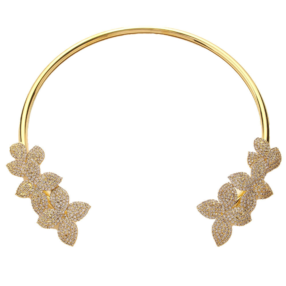 Blumenhalskette mit Strass-Akzenten