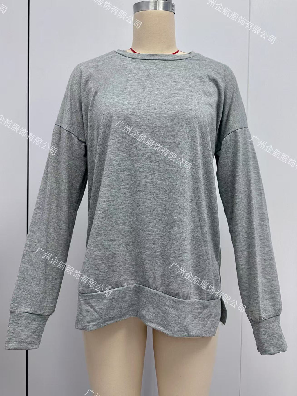 Pullover mit Kettendetail und Rundhalsausschnitt