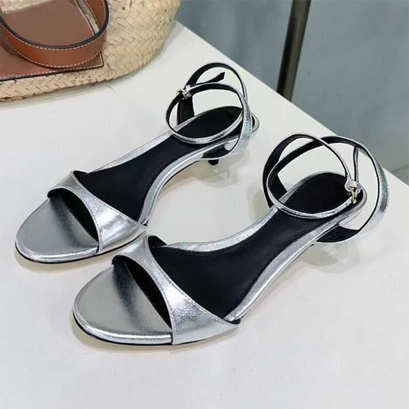 Schwarze oder weiße Retro-Sandalen mit Kittenabsatz – Bild 1 | LuxeStyle