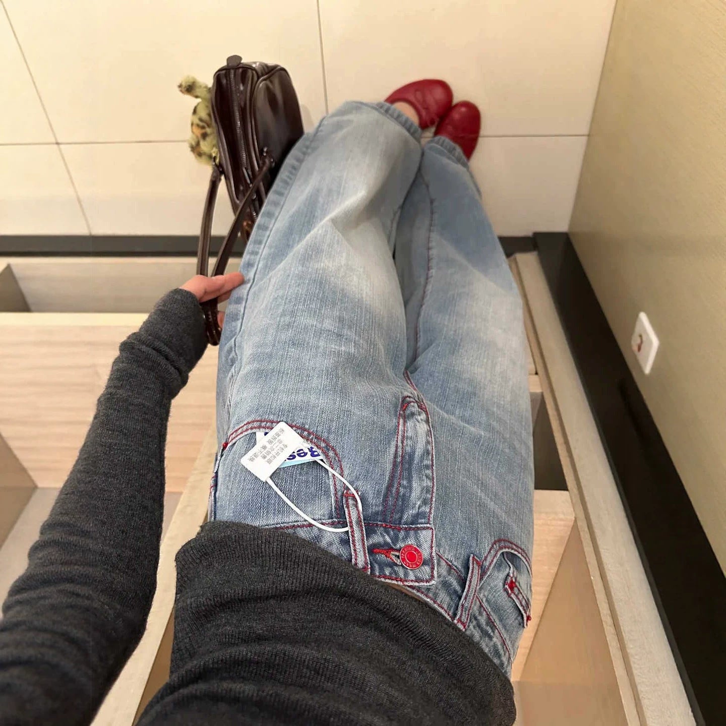 Hochtaillierte hellblaue Jeans mit Stickerei