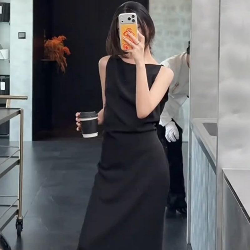 Einfaches, ärmelloses Kleid mit Rückenausschnitt