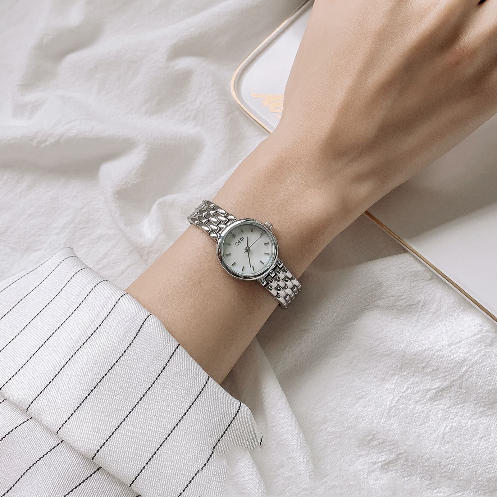 Quarzuhr mit dünnem Milanaise-Armband