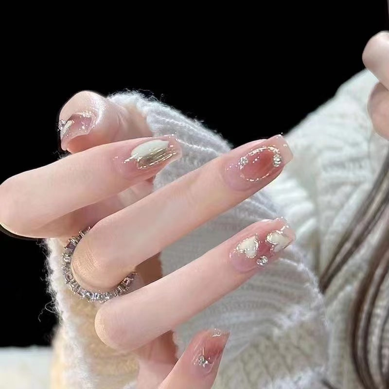 Nagel-Blush mit Strass & Cartoon-Muster