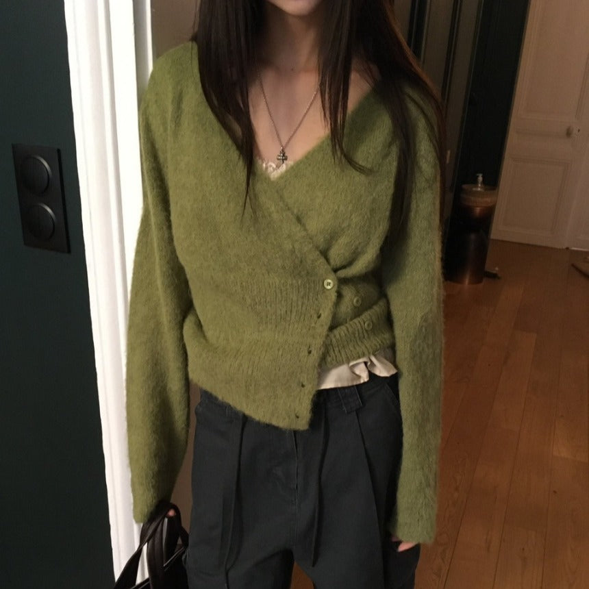 Strickpullover mit diagonalen Knöpfen