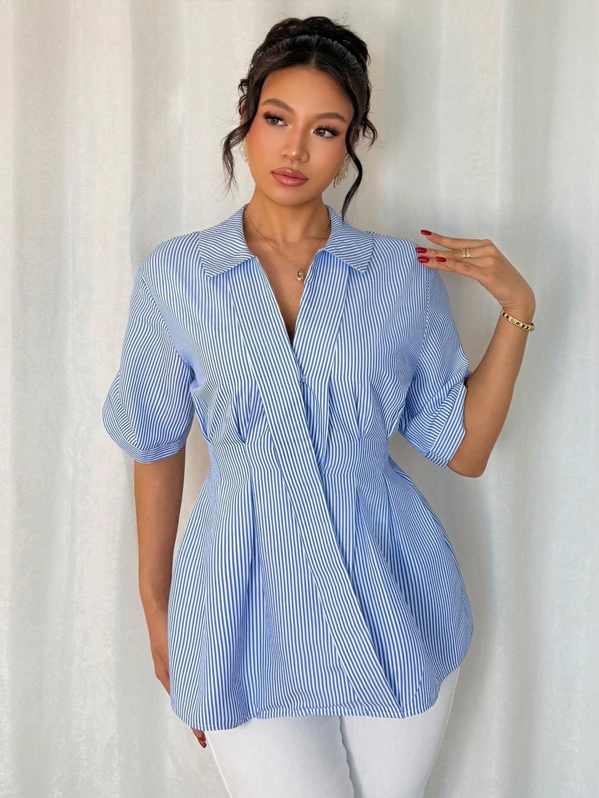 Gestreiftes V-Neck Shirt mit Taillierung – Bild 3 | LuxeStyle
