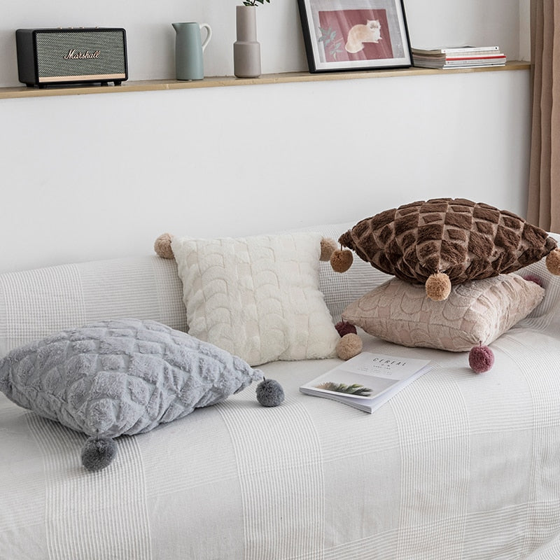 Samtkissen mit Stickerei und Quasten – Bild 5 | LuxeStyle
