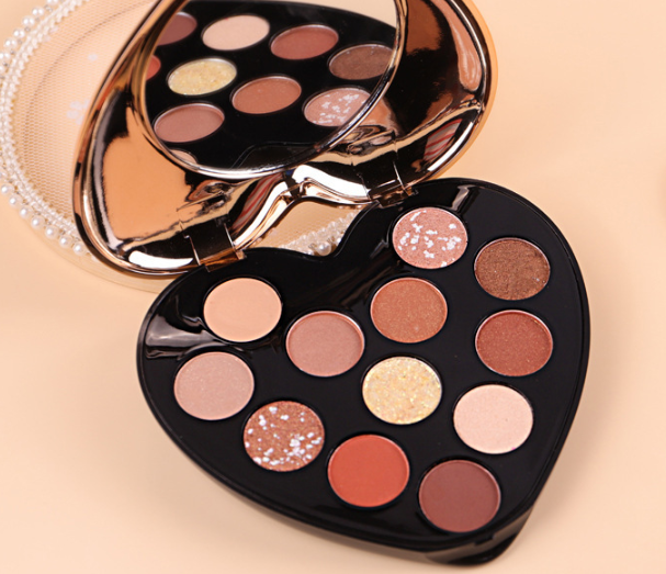Herzförmige Lidschatten-Palette (12 Farben) – Bild 5 | LuxeStyle