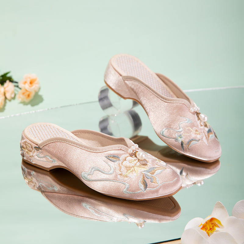 Satin-Slipper mit Pfingstrosen-Stickerei