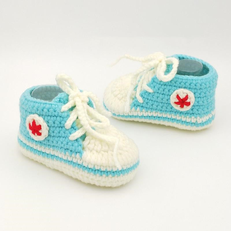 Handgestrickte Baby-Boots mit Weichsohlen