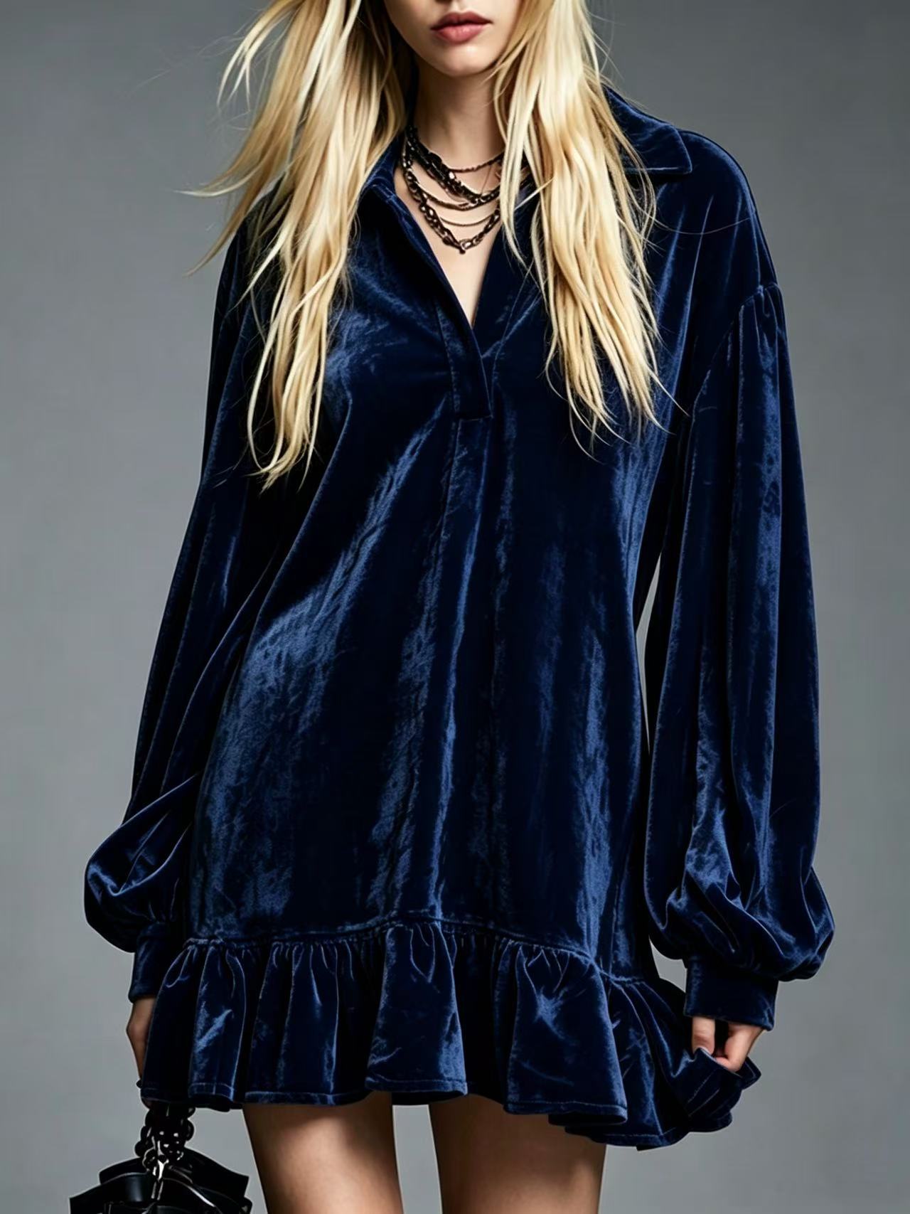 Samtkleid mit Rüschensaum
