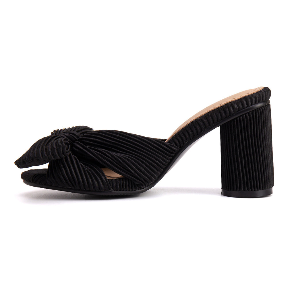 Satin Pantoletten mit Peep-Toe und Blockabsatz