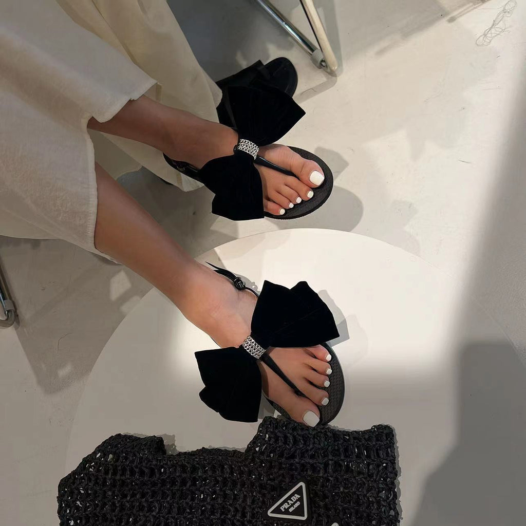 Sandalen mit doppelter Zehenpartie und Schleife | LuxeStyle