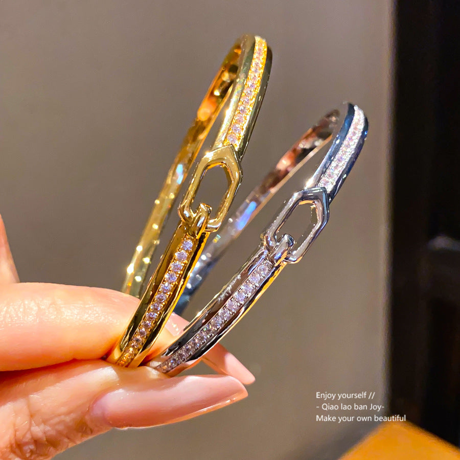 Geometrisches Armband mit Strass-Schloss