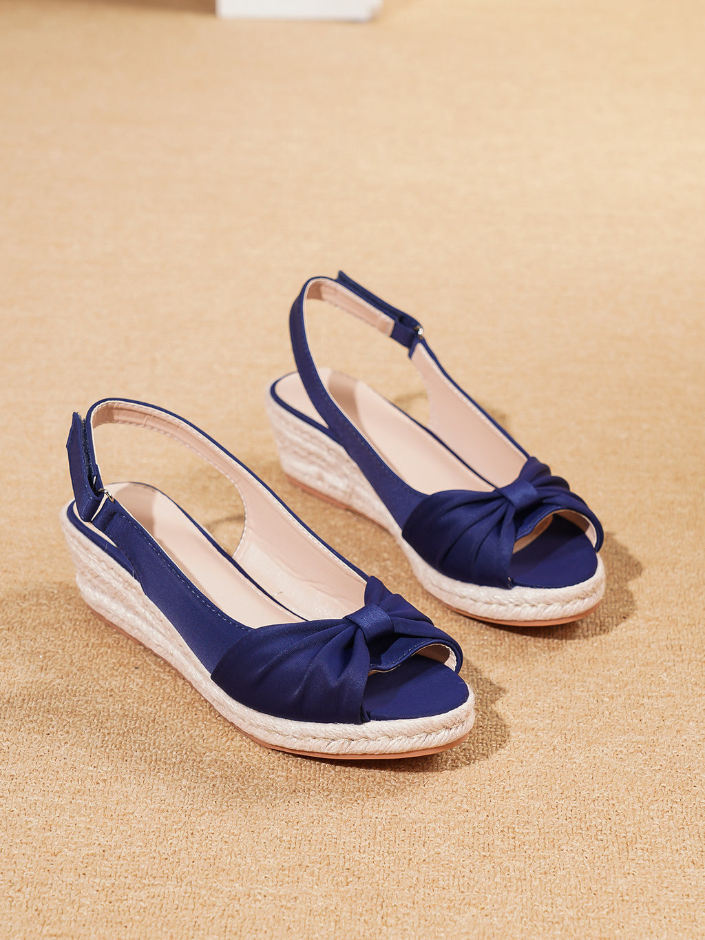 Keilabsatz-Sandalen mit Schleife