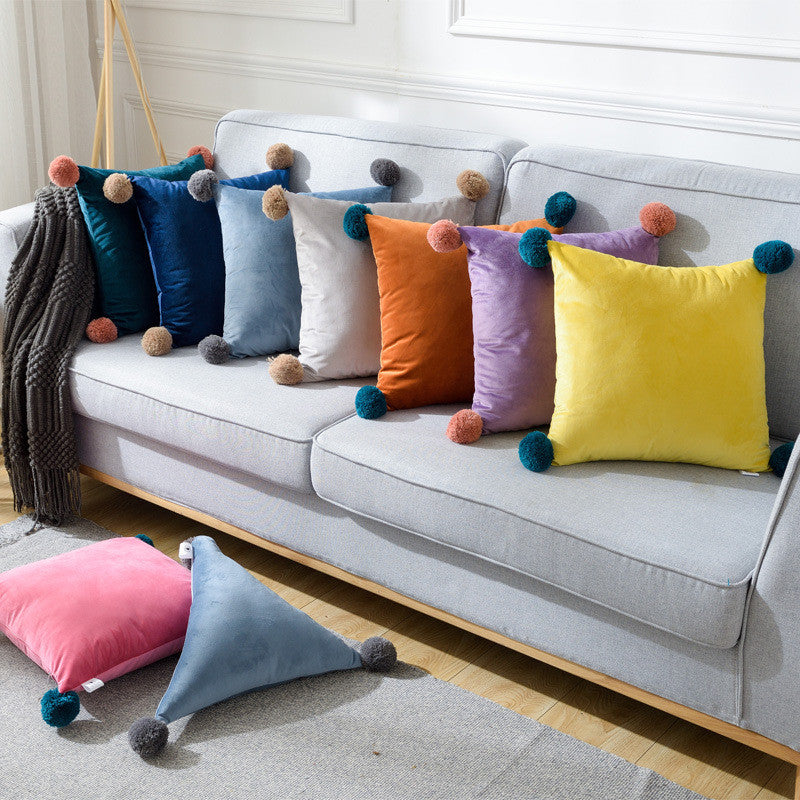Samt-Kissenbezug mit Wollbommel – Bild 3 | LuxeStyle