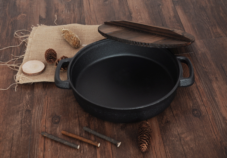 Gusseisenpfanne mit Holzdeckel – Bild 5 | LuxeStyle