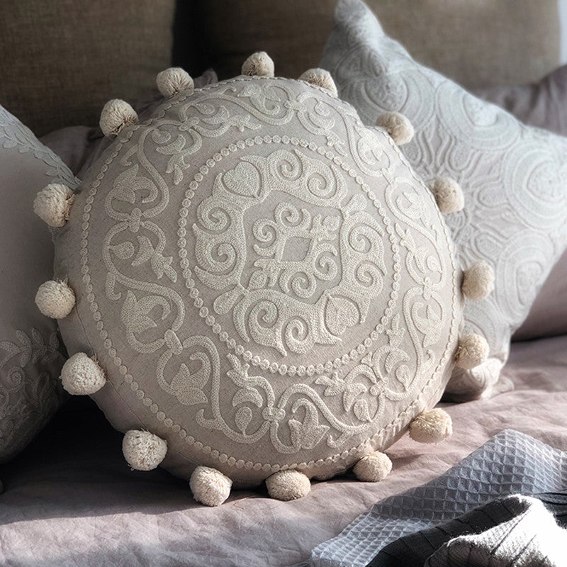 Vintage besticktes Kissen im französischen Stil – Bild 1 | LuxeStyle