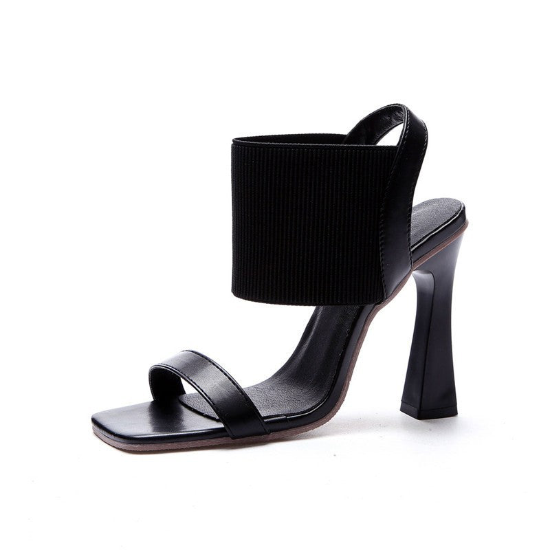 Hohe Schuhe mit elastischem Riemen – Bild 6 | LuxeStyle