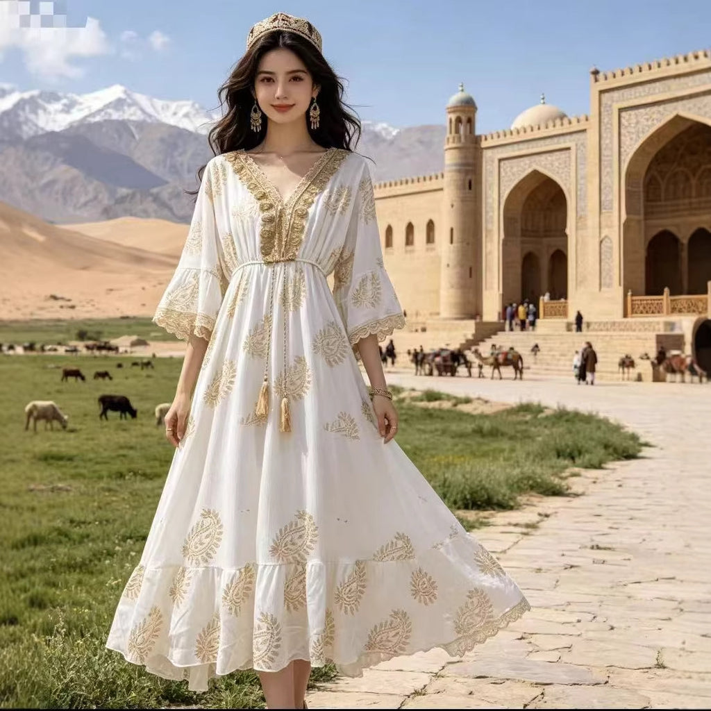 Malaiisch-indonesisches Kleid mit Goldprägung