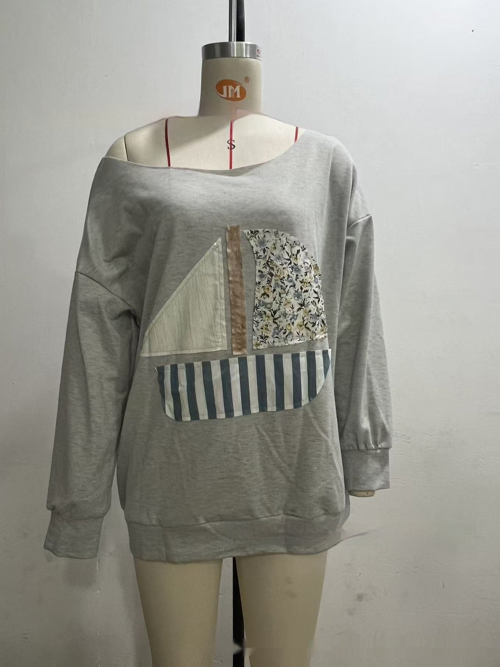 Off-Shoulder Pullover Sweatshirt mit 3D-Effekt