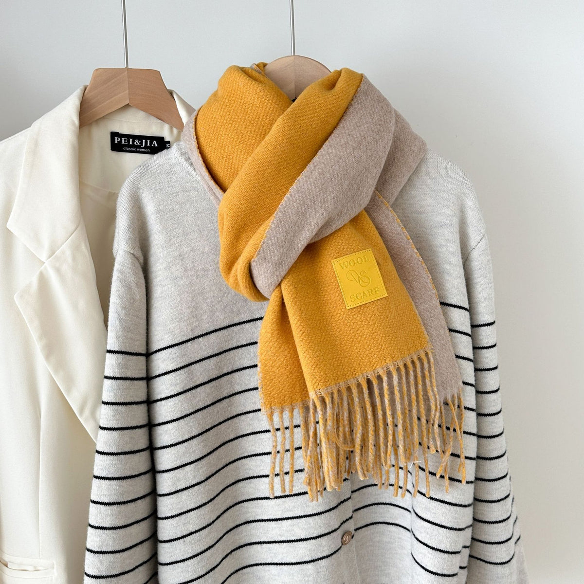Doppelseitiger Wollschal mit Pailletten – Bild 14 | LuxeStyle