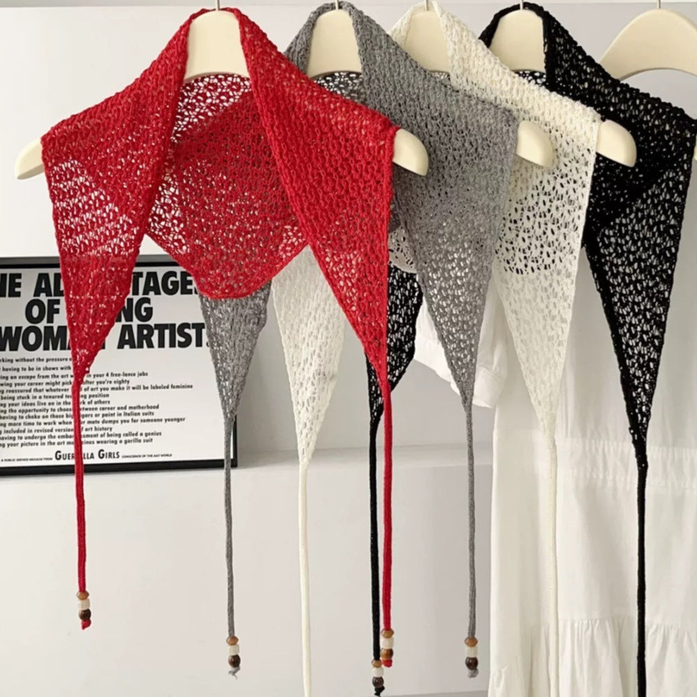 Dreieckiger Strickschal mit Lochmuster