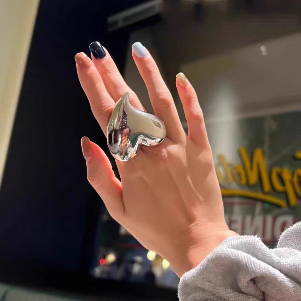Glänzende, irreguläre Herz-Ohrringe & Ring – Bild 2 | LuxeStyle