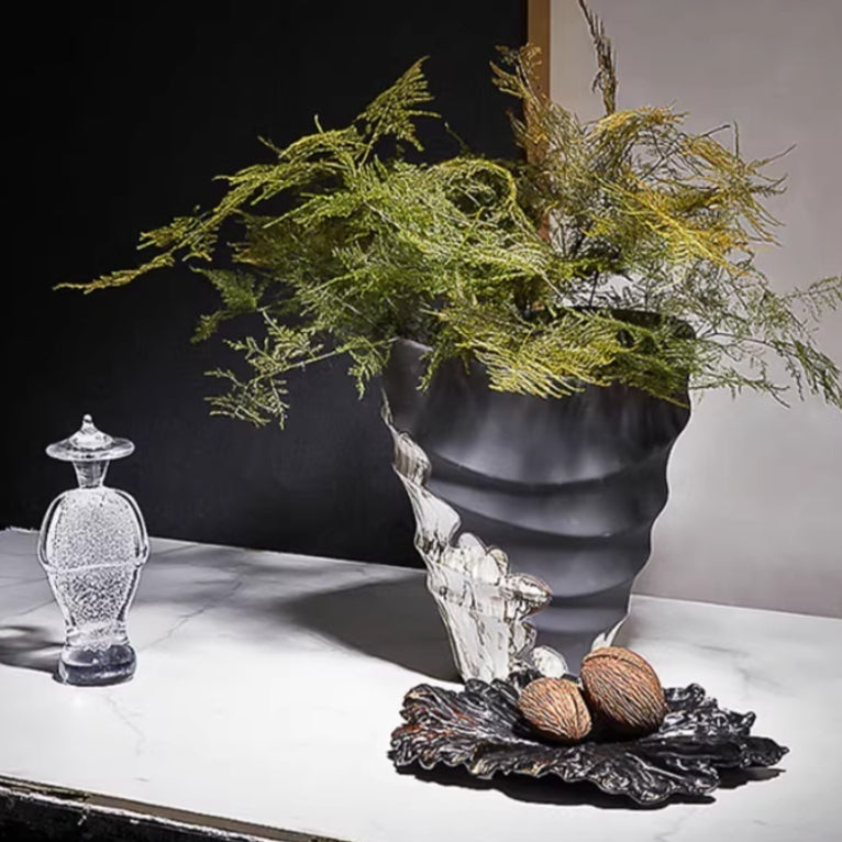 Dekorative Vase mit Tusche-Elementen | LuxeStyle