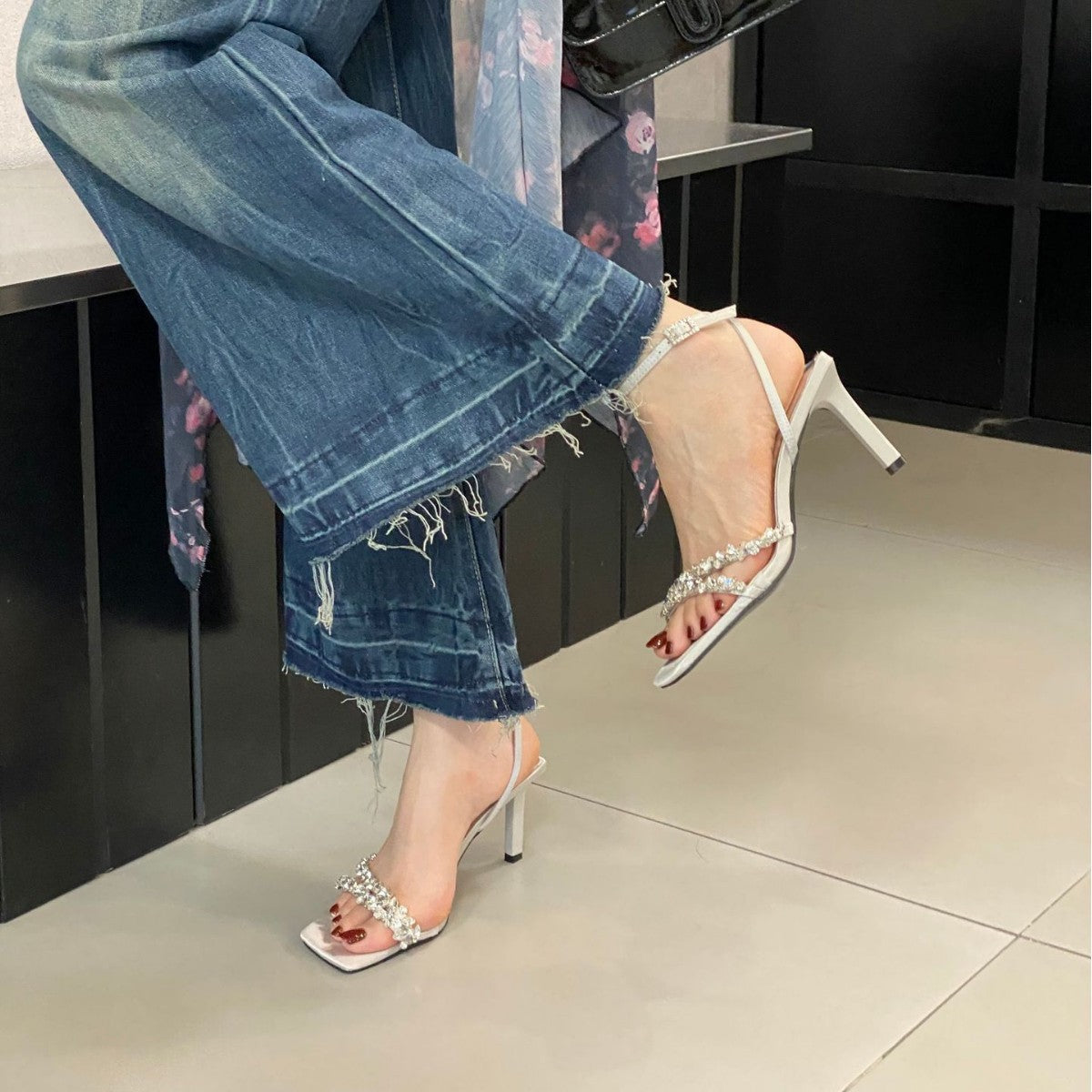 Strassband-Stiletto-Sandale mit Chunky-Heel – Bild 7 | LuxeStyle