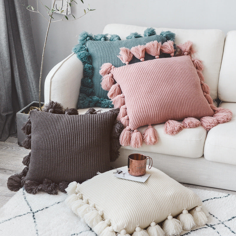 Nordisches Kissen mit Wollbommel – Bild 7 | LuxeStyle