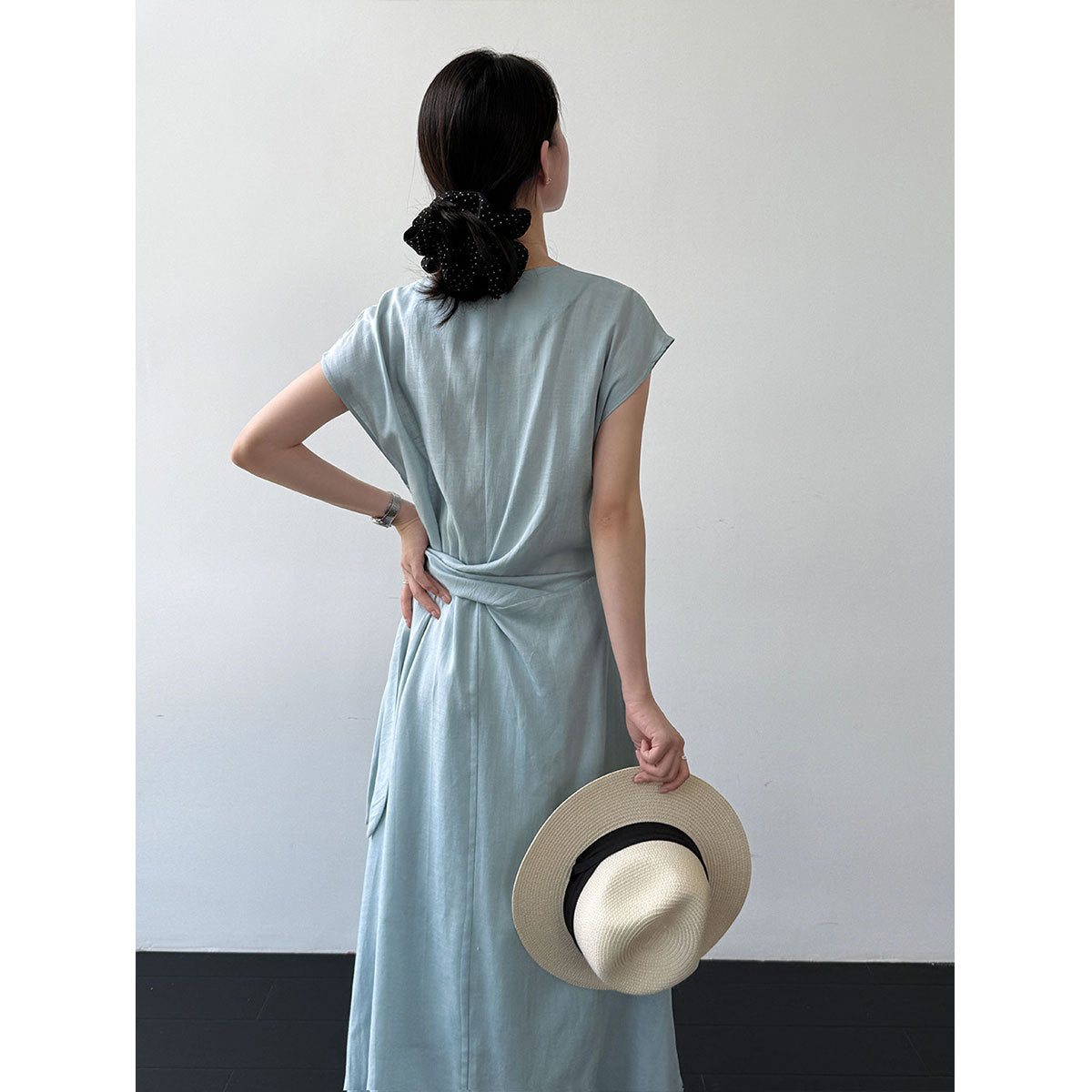 Leinenkleid mit Schnürung und V-Ausschnitt
