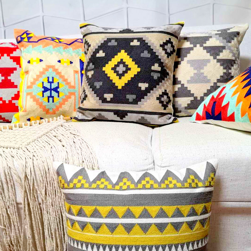 Geometrisch bestickter Kissenbezug – Bild 3 | LuxeStyle