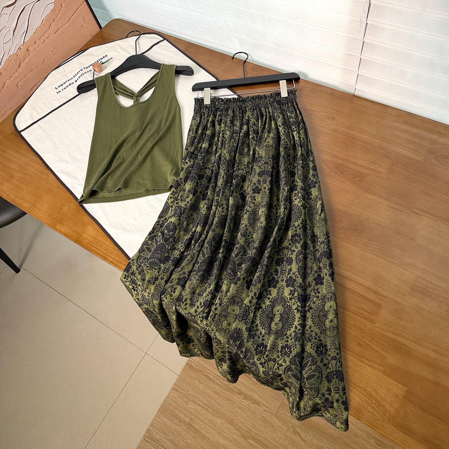 Merino Twist-Top & Seiden-Midi-Jupe Palmprint