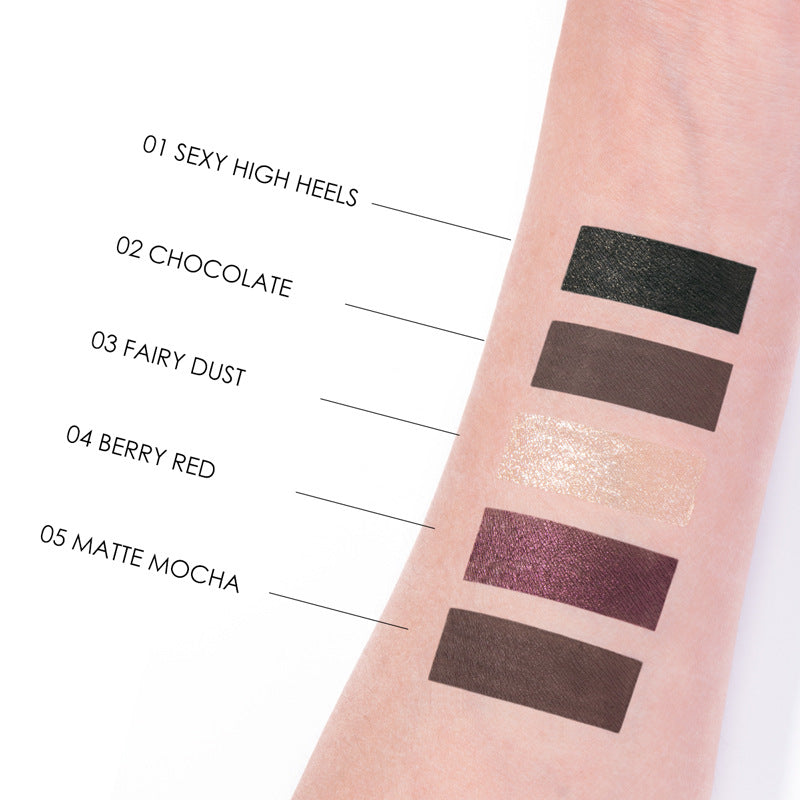 Wasserfester Eyeliner – präzise & wischfest – Bild 11 | LuxeStyle