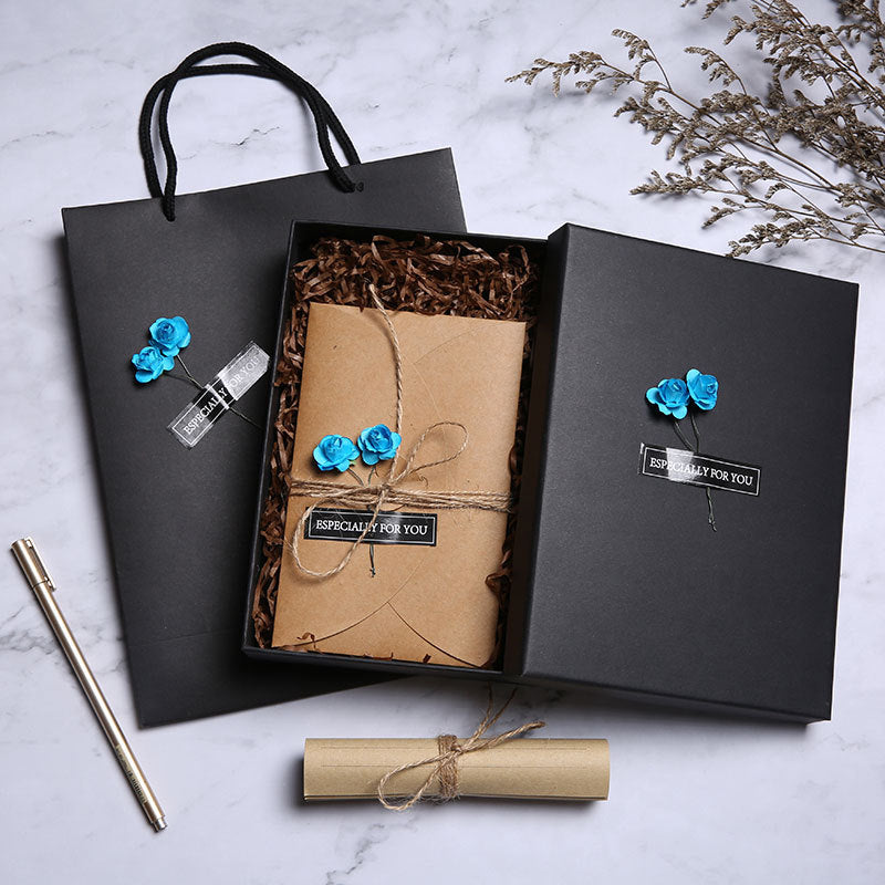 Geschenkbox im Retro-Stil mit Rosen oder Calla