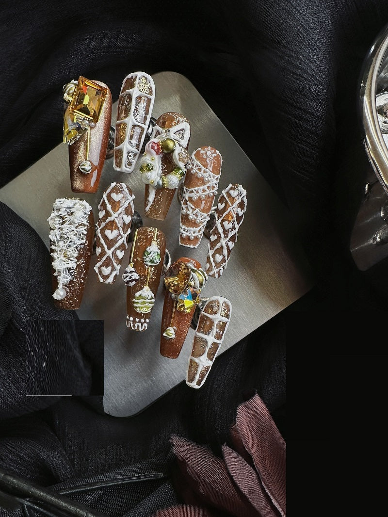 Weihnachts-Maniküre im Cat's Eye-Stil – Bild 3 | LuxeStyle