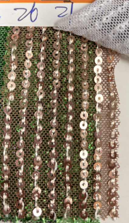 Elegantes Pailletten-Abendkleid mit Schlitz – Bild 2 | LuxeStyle
