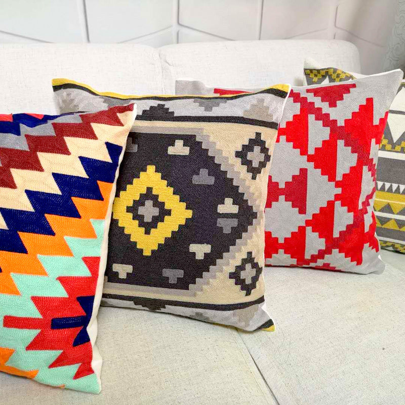 Geometrisch bestickter Kissenbezug – Bild 1 | LuxeStyle