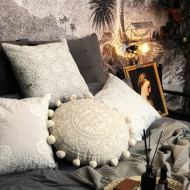 Vintage besticktes Kissen im französischen Stil – Bild 3 | LuxeStyle
