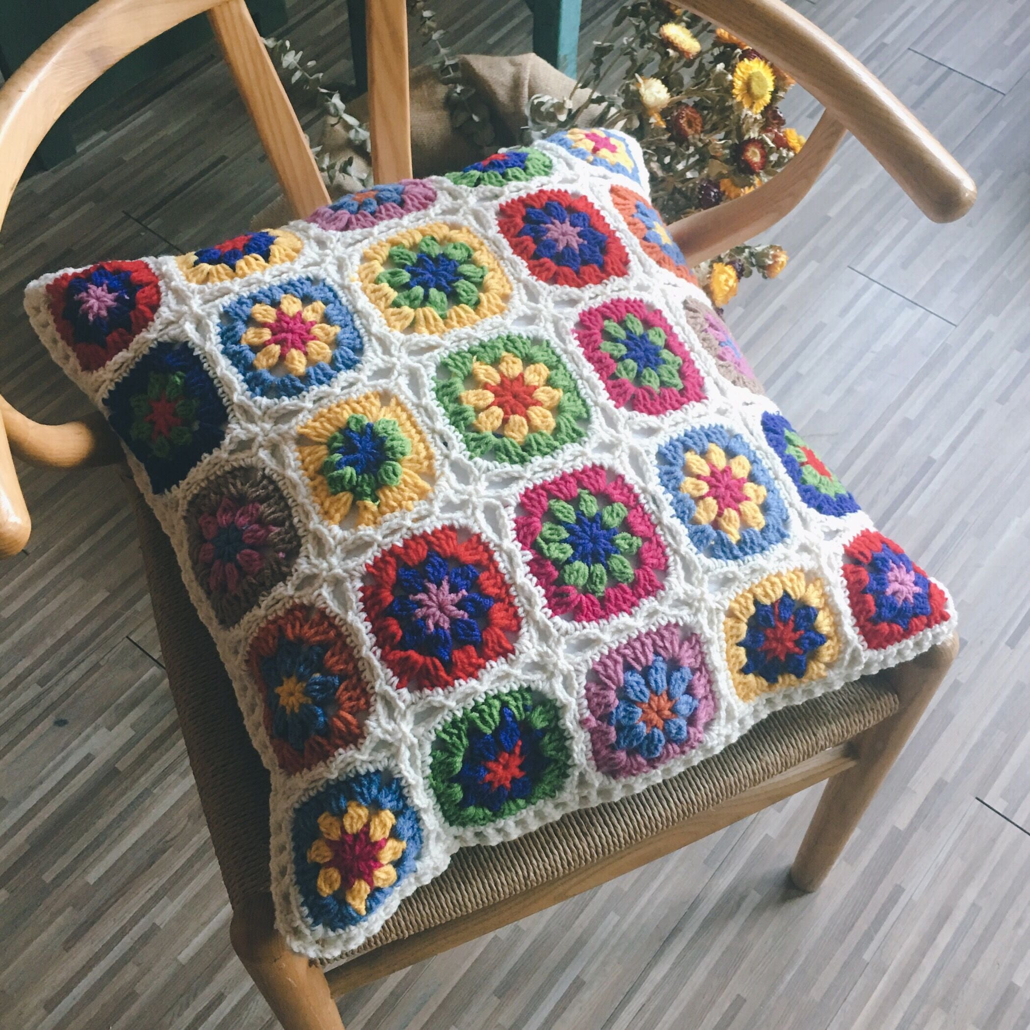 Gehäkeltes Blumenkissen im Nordic-Stil | LuxeStyle