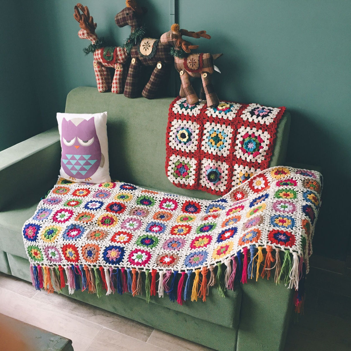 Gehäkelte Decke mit Blumen und Quasten – Bild 2 | LuxeStyle