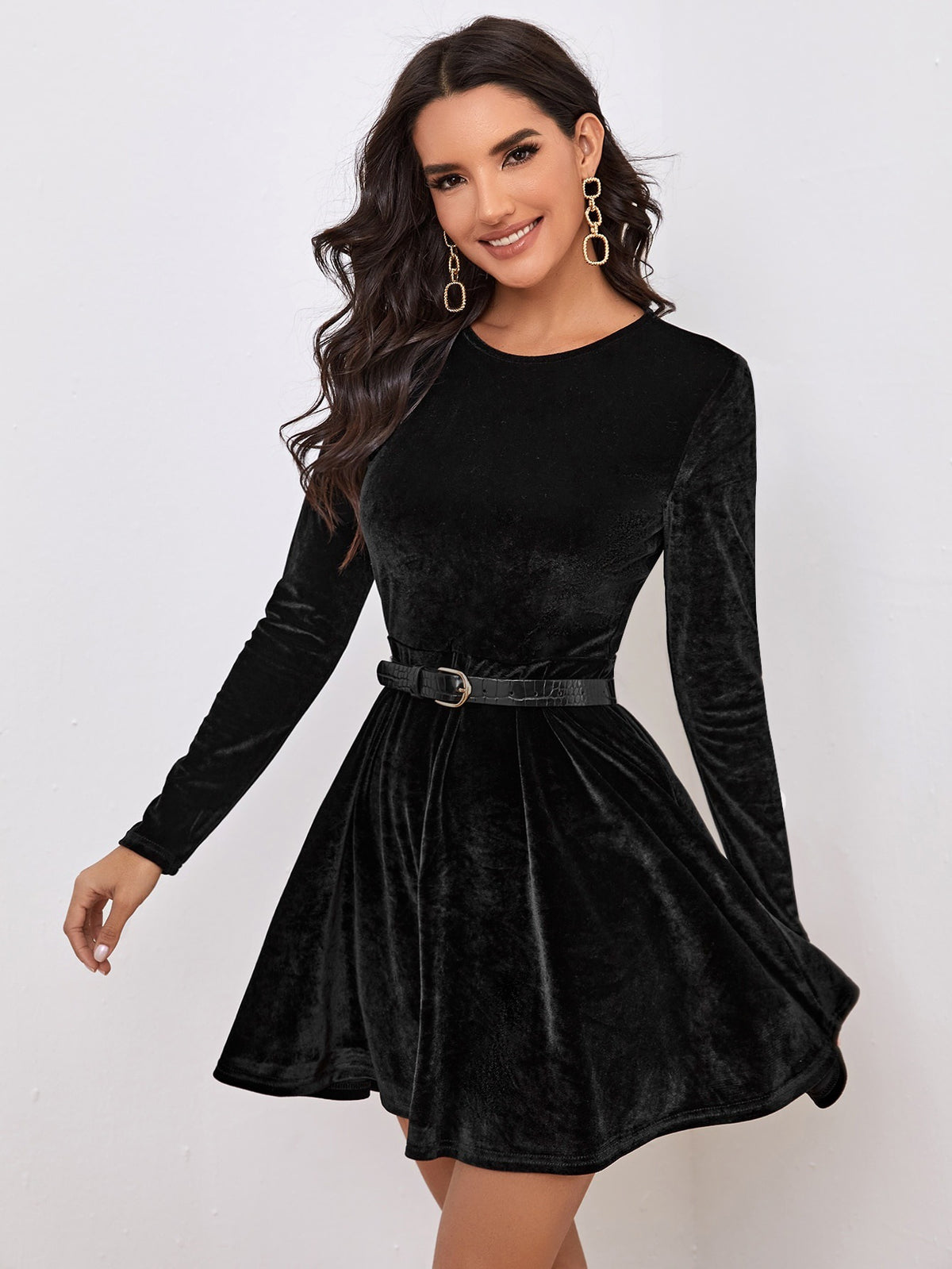 Samtkleid mit Rundhals und langen Ärmeln – Bild 2 | LuxeStyle