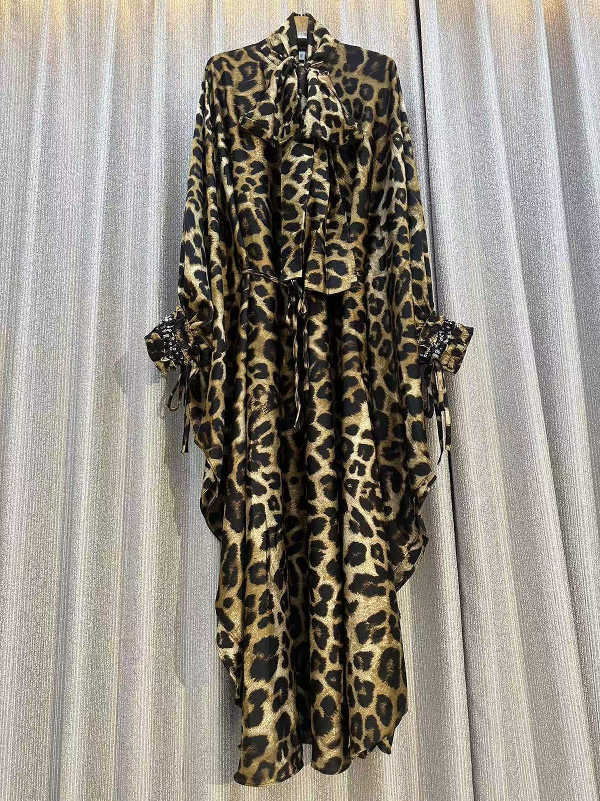 Maxikleid mit Fledermausärmeln & Pailletten – Bild 5 | LuxeStyle