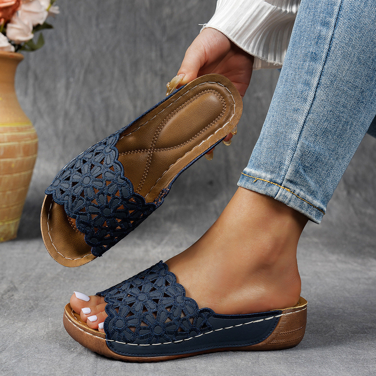 Keilsandalen mit Blumen-Cutouts – Bild 8 | LuxeStyle
