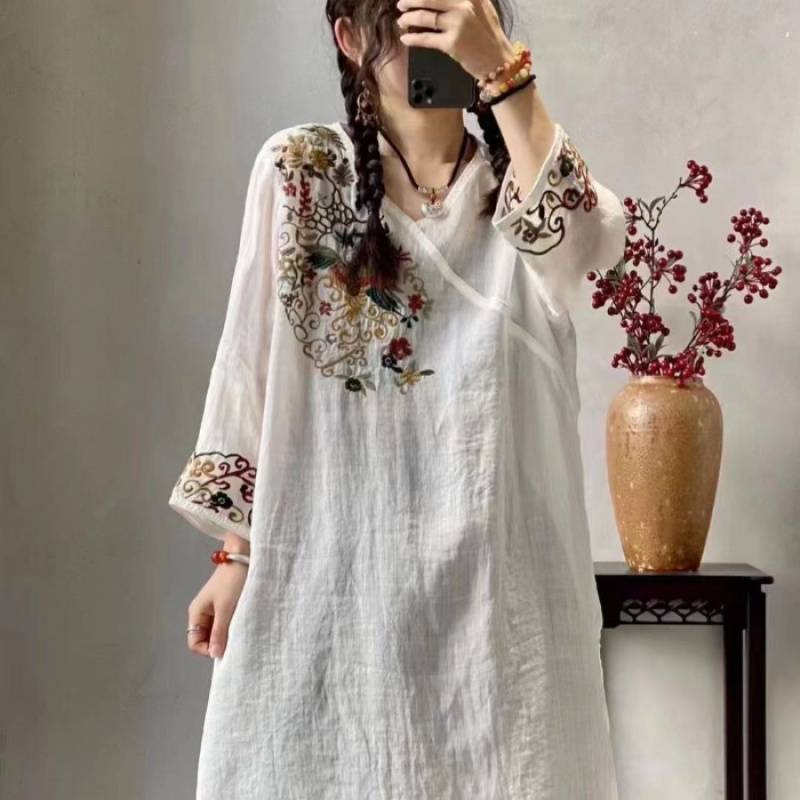 Besticktes Midi-Kleid im Retro-Ethno-Stil