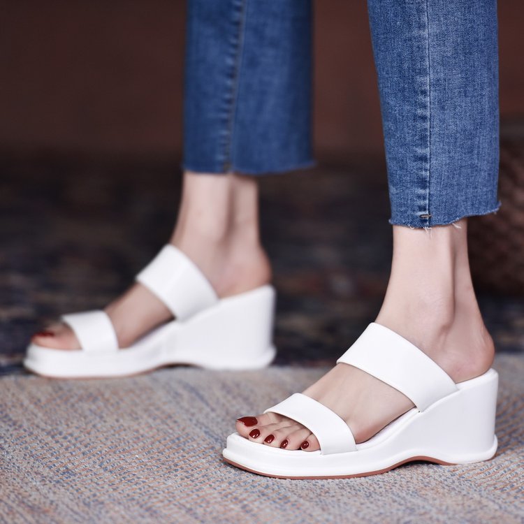 Plattformkeil-Pantoletten in Weiss – Bild 7 | LuxeStyle