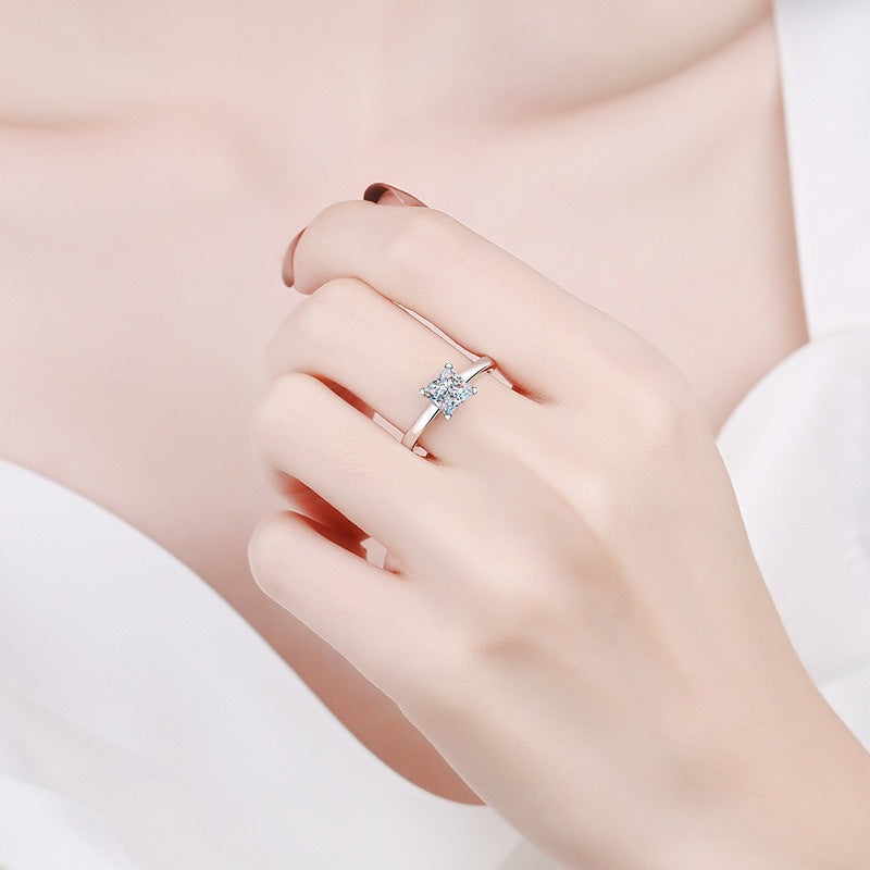 Prinzessschliff-Ring mit Mozambik-Diamant, silbergeplättet & gold-acze