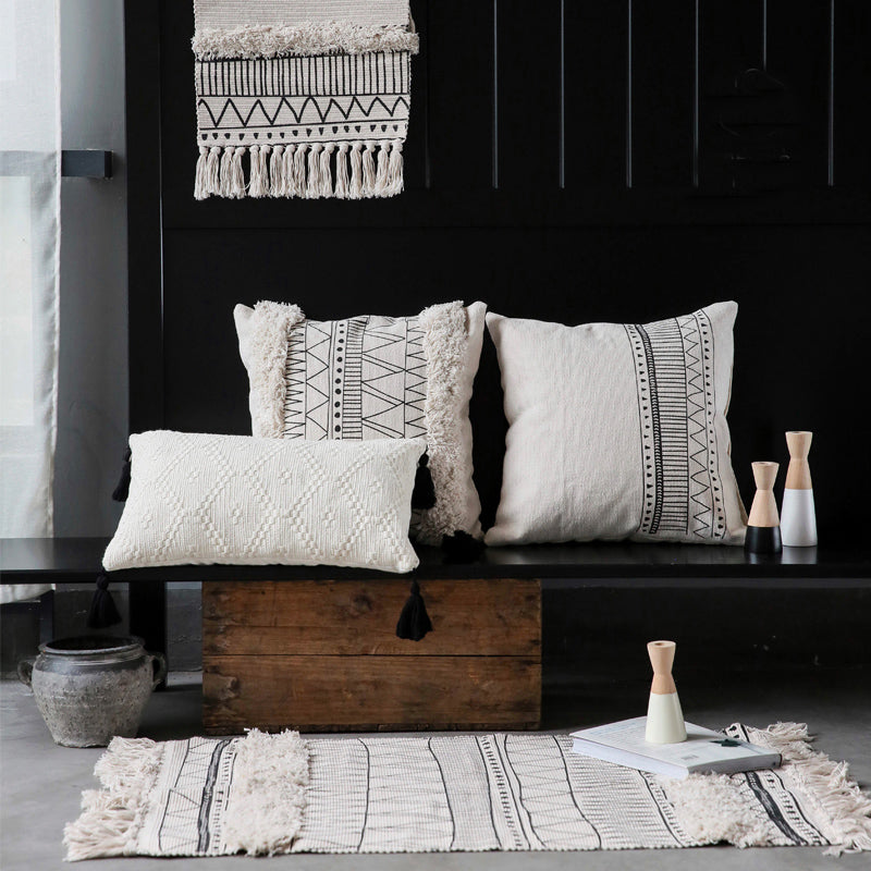 Geometrisches Kissen mit Troddeln, Schwarz-Weiss | LuxeStyle