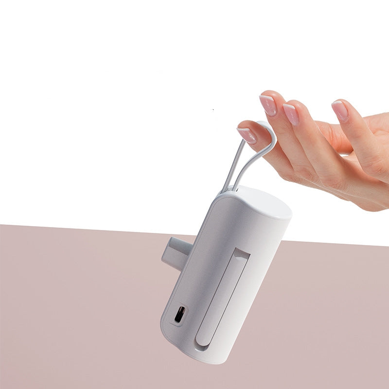 Kompakte 5000 mAh Powerbank mit integriertem Kabel