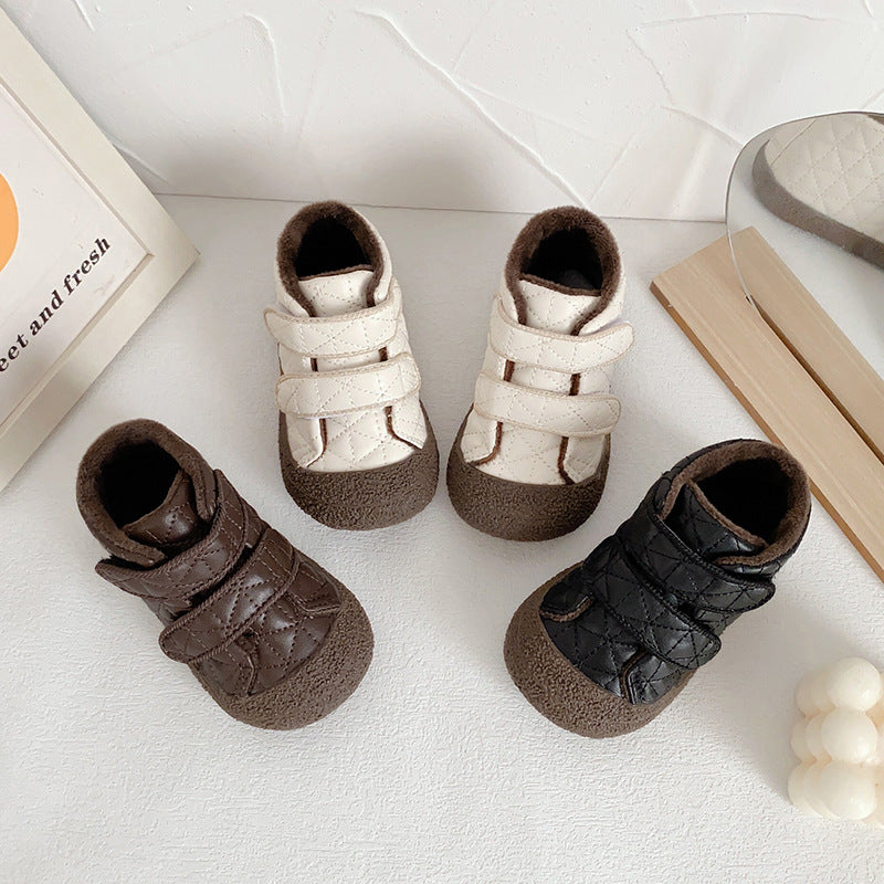 Kinder-Kuschelschuhe mit Anti-Kick-Technik